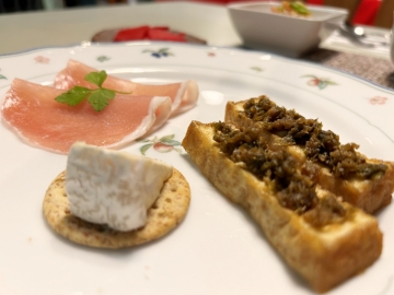 ＊夕食（一例）生ハムやチーズなどを前菜としてお出ししております