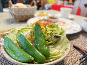 ＊朝食（一例）季節によっては地元の新鮮なお野菜を使用しています