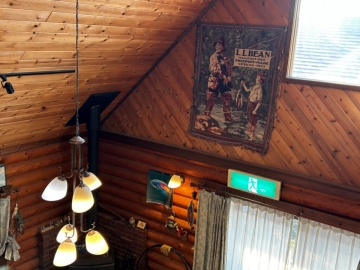 ＊館内の雰囲気（一例）オーナーの趣味であるフライフィッシング関連のディスプレイを飾っています