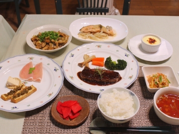 ＊夕食（一例）メイン料理以外は、日によってご提供内容が変わります