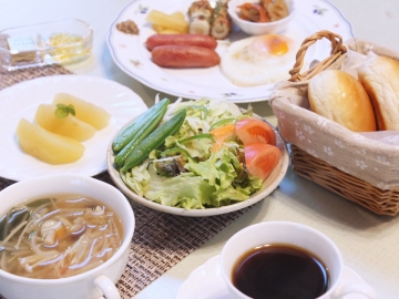 ＊朝食（一例）手作りのデザート（リンゴのコンポート）をご提供することもございます