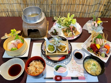 *夕食一例（スタンダード）/海と山の恵みが詰まった夕食膳をお楽しみください。