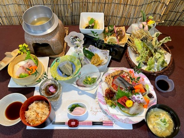 *夕食一例/料理長おすすめ旬食材たっぷりの夕食膳で心も体も満たされる特別なひとときを。