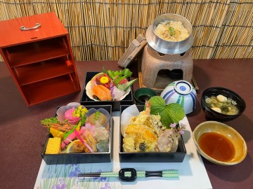 *夕食一例/海と山の恵みを詰め込んだ、彩り豊かな「三段重夕食膳」をご用意！