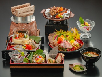 *夕食一例/海と山の恵みが詰まった夕食膳をお楽しみください。