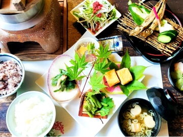 *朝食一例/地元の生産者が育てた食材を使った、彩り豊かな和定食です。
