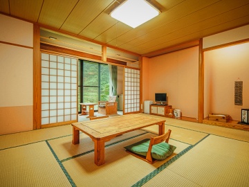 *客室一例/上越育ちの杉の間伐材がふんだんに使われた、温もりのある和室10畳のお部屋です。