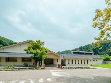 *外観/四季折々の自然に包まれた静かな山あいに佇んでいます。