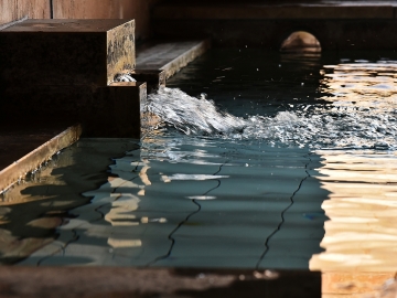 *時を忘れるほど穏やかに湧き出る源泉。湯の音だけが心をほどいてくれます。