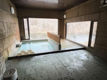 *【渓谷展望大浴場】＜男湯＞静けさに包まれた空間で、源泉のぬくもりをじっくり味わえます。