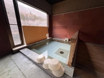 *【渓谷展望大浴場】＜女湯＞心と身体をゆっくりと解きほぐす、静かな温泉時間。