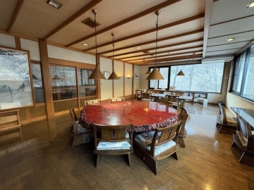 *【お食事処】大きな窓に囲まれた、開放感のあるお食事処。